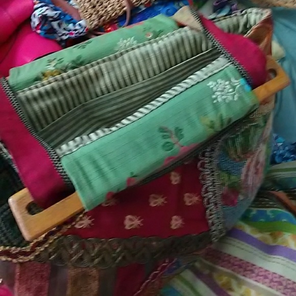 Green/ Burgundy Tapestry handbag - Picture 3 of 6